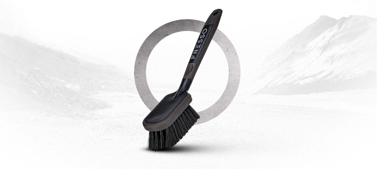 Fresso Tire Brush při čištění pneumatiky