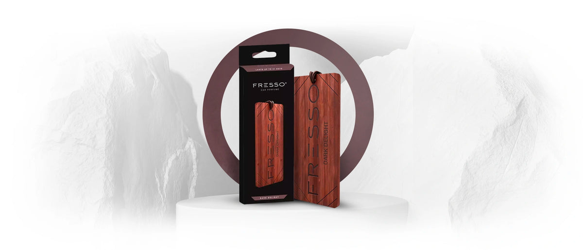 Fresso Dark Delight dřevěná vonná visačka v interiéru automobilu